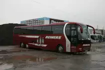 Reiners Bus Reisen (HS RR 52) beim Weihnachtsmarkt in Essen.
Aufgenommen an der Hachestr. in Essen am 8.12.2009.
