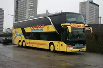 Prima Tours (YXY 667) aus Belgien mit Setra 413 DT beim Weihnachtsmarkt in Essen.
Aufgenommen an der Hachestr. in Essen am 8.12.2009.