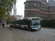 Mercedes-Benz O 405 N (Niederflur-Stadtversion) auf der Linie 6 nach Hamburger Stra�e an der Haltestelle Holstentorplatz.