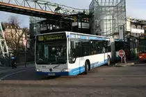 WSW 0864 (W SW 8864) mit dem SchwebebahnExpress am Bf Wuppertal Oberbarmen.
27.12.2009