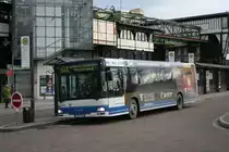 WSW 0406 (W SW 1406) mit Werbung f�r das Bestattungshaus Elsholz.
Aufgenommen am BF Wuppertal Oberbarmen am 27.12.2009.