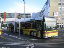 STI Nr. 106 (MAN A23) am 7.1.2010 beim Bhf. Thun. Aufgrund der momentan herrschenden K�lte �ffnete der Chauffeur bei der vorderen T�r nur einen Fl�gel.