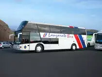 Mercedes Olimpo B von  Lanzarote Bus  verl�sst den Parkplatz am Nationalpark Timafaya/Lanzarote im Januar 2010