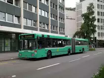 Mercedes Bus mit der Betriebsnummer 733 f�hrt einen Tramersatz auf der Linie 14. Die Aufnahme entstand am 19.06.2009.