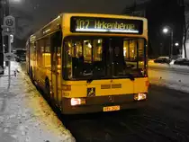 Auch im tiefsten Winter nicht totzukriegen: Ein MB O 405 GN als letzter 107er nach Arkenberge in der Berliner Str./Borkumstr. (Bln.-Pankow). Die weiteren Fahrten beginnen dann erst in der Hermann-Hesse-Str. und f�hren nur noch nach Schildow oder Hermsdorf.