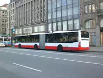 Mercedes-Benz O 530 II (Citaro Facelift) auf der Linie 4 nach Hauptbahnhof/ZOB am S+U Bahnhof Jungfernstieg.