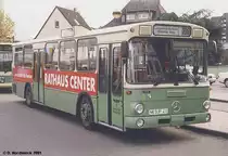 Mercedes O 305 Linienbus Bahnen der Stadt Monheim BSM
Als einer der letzten kommunalen Verkehrsbetriebe im Rhein-Ruhr-Raum besa�en die Bahnen der Stadt Monheim noch Ende 2001 zwei
Exemplare des Mercedes O 305. Wagen 11 konnte im Sp�therbst 2000 w�hrend einer Pause am ZOB in Monheim fotografiert werden.