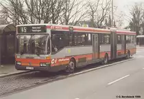 Mercedes O 405 GTD Duo-Gelenkbus Essener Verkehrs-AG EVAG
�berreste eines Versuches mit Diesel- und (unterirdischem) Oberleitungsbetrieb waren die sogenannten Duo-Busse der EVAG aus den Jah-
ren 1986/87, deren Dienst im September 2001 endete. Nachtr�glich wurden linksseitig zus�tzliche T�ren f�r Untergrundstrecken installiert. 