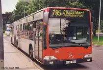 Mercedes Citaro Gelenkbus Rheinbahn D�sseldorf
Anf�nglich war der Mercedes Citaro im Rhein-Ruhr-Raum relativ selten. Nach der Duisburger DVG und der VER Ennepetal beschaffte
die D�sseldorfer Rheinbahn im Fr�hjahr 2000 einige Citaros als Ersatz f�r Mercedes O 305 G, hier Wagen 6812 am Jan-Wellem-Platz. 