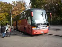 Ein Setra S 416 HDH macht sich auf den Weg vom ZOB in Stuttgart nach Italien.