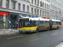 Solaris Urbino auf der Linie 171 nach Flughafen Sch�nefeld am U-Bahnhof Hermannplatz.