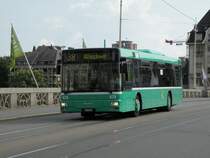 MAN Bus mit der Bertriebsnummer 828 f�hrt �ber die Mittlere Rheinbr�cke Richtung Schiffl�nde. Die Aufnahme stammt vom 26.06.2009.