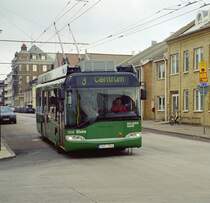 Orusttrafiken 7232  Elvira  in Storgatan, Landskrona,Schweden, 12. M�rz 2004. Beachten Sie die Stahlketten unter den Bus. Sie sind so montiert, dass Fu�g�nger k�nnen den Bus h�ren.