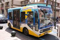 Superkurzer, schon fast putziger Elektrobus Nummer 513 der Gesellschaft BusAzur am 30.06.2007 in Cannes/S�dfrankreich. Dieser Bus ist gerade unmittelbar in der N�he der ber�hmten Hauptstra�e  La Croisette  und unweit des Hauptbahnhofes Cannes  unterwegs.