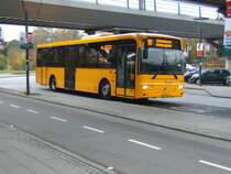 Movia-Arriva 1038 Kopenhagen-Flintholm Bahnhof 1-11-2009.

Neuste Generation von Volvo Busse aus S�ffle(Schweden). Man sieht die Modellpflege auf die mittlere T�ren, dort jetzt schwarz und vollverglasset sind. Dieser Modell ist auch die neuste von Arriva unter Movia. Movia ist das Verkehrsgesellschaft dort ganz Seeland+Kleininseln betrieben. Arriva ist der gr��ter Busgesellschaft in D�nemark. Arriva hat fast 50% von alle Buslinien in D�nemark.

Motor: Volvo, Fahrgestell: Volvo B7RLE-60, Karosserie: Volvo-S�ffle(Schweden), Kraftstoffart: Diesel, T�ren: 2-2-1, Geliefert: 2009
