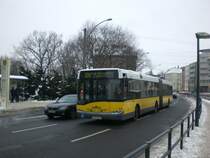 Solaris Urbino auf der Linie 259 nach Wei�ensee Stadion Buschallee/Hansastra�e an der Haltestelle Wei�ensee Berliner Allee/Indira-Ghandi-Stra�e.