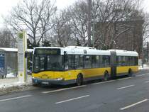 Solaris Urbino auf der Linie 255 nach U-Bahnhof Osloer Stra�e an der Haltestelle Wei�ensee Berliner Allee/Indira-Ghandi-Stra�e.