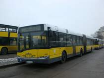 Solaris Urbino auf der Linie M49 nach Staaken Heerstra�e/Nennhauser Damm an der Haltestelle Hertzallee.
