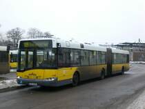 Solaris Urbino auf der Linie 109 nach Flughafen Tegel an der Haltestelle Hertzallee.