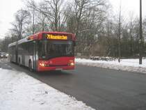 Ein Solaris Urbino18 EEV der BSAG bef�hrt gerade die Linie 71 und erreicht soeben die Haltestelle Holthorster weg in Fahrtrichtung Neuenkirchen �ber BF Vegesack und BF Blumenthal. Der Wagen kommt von Gr�pelingen. 