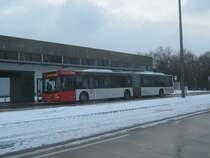 Am 30.01.2010 steht der 4581 am Nu�horn und wartet auf seine R�ckfahrt zum Weidedamm auf der Linie 25. Seltsam finde ich nur, dass die letzte T�r als Innenschwenkt�r verbaut worden ist, w�hrend an T�r 1+2  Au�enschwenkt�ren sind, die lautlos �ffnen und schliessen. 