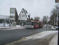 Nicht nur seine Umweltplakette ist rot sondern fast der ganze Bus ist in Rot, da er Werbung f�r die Stadtwerke Bremen macht. Der Wagen steht gerade zu Fahrgastwechsel an der Haltestelle Zum Kr�hnholm in Lesum. 
