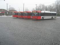 Gleich 4 Solaris urbino stehen nebeneinander an der Endstation in Sebaldsbr�ck und warten darauf zum Bussteig vorr�cken zu k�nnen um dann auf der entsprechenden Linie mit Fahrg�sten zu fahren. Eigentlich wollte ich ab Sebaldsbr�ck mit einem Lion&acute;s City A37 fahren, aber ich wurde leider entt�uscht und habe wenigsten diese Parade aufgenommen. 