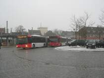 Wagen 4580 steht neben einem bald auszumusterndem 48er Neoplan, um den L�ngenunterschied mal deutlich werden zu lassen, hier der Vergleich: Neoplanbus 17,56 m, MAN Lion&acute;s City GL 18,75 m. Entspricht 1,19 m L�ngenunterschied. 