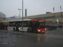 Der Wagen 4339 steht als Linie 55 am Rolandcenter in Huchting um gleich nach Brinkum zu fahren. Der motor ist wirklich sehr ruhig und das Getriebe schaltet sehr weich hoch und runter. Mir schaltet es allerdings zu weich, da war das ZF 5 HP 500 im NL 202 meiner Meinung nach besser. Aufgenommen am 04.02.10.