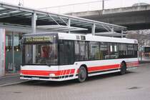 Schiwy Reisen 9124 (EN XS 100) mit der Linie 015 am S Bf Ratingen Ost,
24.1.2010.