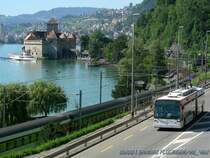 Drei Verkehrsmittel vereint: Schiff, Bahn und Trolleybus und all das vor der hervorragenden Kulisse von Chillon.