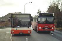 Aus dem Archiv: RBS, Worblaufen Nr. 17/BE 467'417 MAN und AAGK, Koppigen Nr. 4/BE 352'903 Volvo am 4. Dezember 2004 bei der Haltestelle Bolligen Chrottengssli.