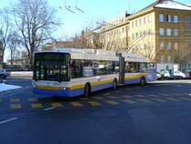 Gelenk Trolleybus Nr 123 bei der einfahrt zur Haltestele vor dem SBB Bahnhof in La Chaux de Fonds am 02.02.2007  ** ( Anschfit nur mit * Hess * an der Front ansonsten Keien weiteren Infos am ganzen Trolleybus zu Finden )