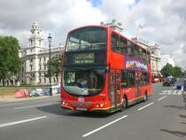Ein Volvo-Doppeldecker auf Betriebsfahrt nahe der Westminster Bridge.