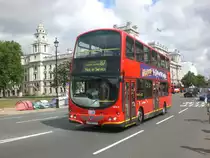 Ein Volvo-Doppeldecker auf Betriebsfahrt nahe der Westminster Bridge.