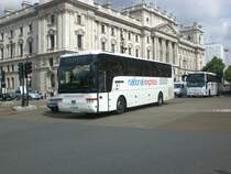 Ein Reisebus nahe der Westminster Bridge.