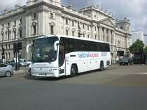 Ein Reisebus nahe der Westminster Bridge.