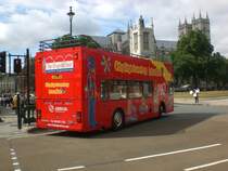 Ein Sightseeing-Tour-Bus auf der Westminster Bridge.