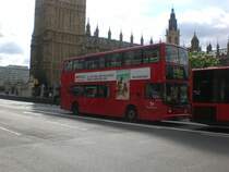 Ein Arriva-Doppeldecker auf der Linie 53 nach Plumstead Stadtion nahe der Westminster Bridge.