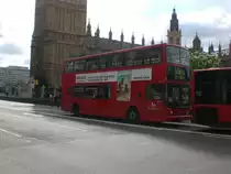 Ein Arriva-Doppeldecker auf der Linie 53 nach Plumstead Stadtion nahe der Westminster Bridge.