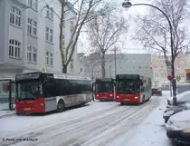 Gleich 3/4 der Minibusflotte der Rheinbahn begegnen sich am Belsenplatz der Haltestelle der Linie 833. Wobei 8802 links defekt ist. Rechts im Hintergrund 8803 als nachflogender Kurs der Linie 833. Und aller guten Dinge sind drei noch 8804 links hinten mit Werkstattpersonal.
