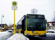 Wagen 1624 (Citaro O 530) vom Berliner Bushof Indira-Gandhi-Str. geniet in der Wendeschleife Schildow (Lkr.Oberhavel) 25 min Pause, bevor es wieder zurck nach Bln.-Niederschnhausen geht. 
Dienste mit solchen Pausenzeiten nach jeder Runde kann man heute bei der BVG mit der Lupe suchen; ankommen –> abfahren ist eher die Regel, denn kleinere Pausen werden von Versptungen wg. Baustellen oder derzeitigen Witterungsverhltnissen geschluckt.