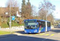 VZO-Bus NR.111 fährt auf der Linie 880 bei der Haltestelle Hombrechtikon Tobel vorbei.