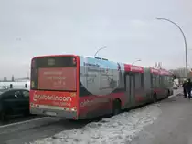 Solaris Urbino auf der Linie TXL nach Flughafen Tegel am S-Bahnhof Beusselstra�e.