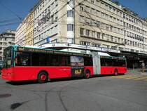 Hess Trolleybus fhrt am Bahnhof Biel ein. Die Aufnahme stammt vom 29.09.2009.