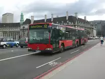 Mercedes-Benz O 530 I (Citaro) auf der Linie 12 nach Oxford Circus auf der Westminster Bridge.