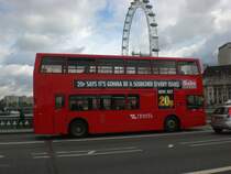 Ein Arriva-Doppeldecker auf der Linie 53 nach Plumstead Stadtion auf der Westminster Bridge.
