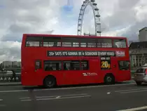 Ein Arriva-Doppeldecker auf der Linie 53 nach Plumstead Stadtion auf der Westminster Bridge.