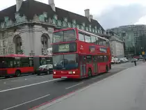 Ein Arriva-Doppeldecker auf der Linie 53 nach Whitehall nahe der Westminster Bridge.