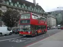 Ein Scania-Doppeldecker auf der Linie 87 nach Wandsworth auf der Westminstr Bridge.